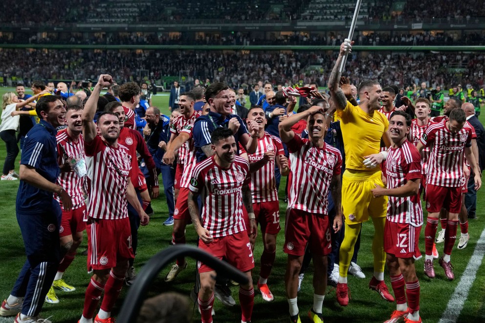 Hráči Olympiakosu oslavujú zisk titulu v Konferenčnej lige.