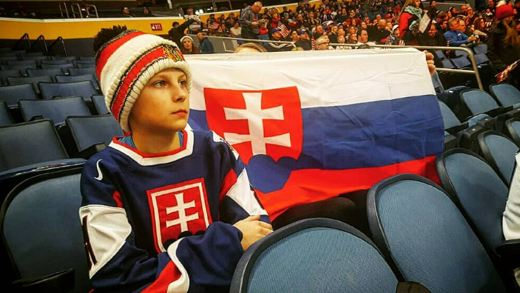Kamil Bednarik v mladšom veku v drese Slovenska so slovenskou vlajkou.