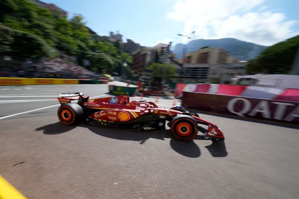 Charles Leclerc na Ferrari počas kvalifikácie na Veľkú cenu Monaka 2024.