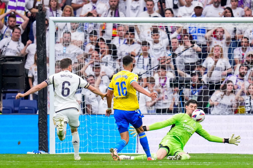 Belgický brankár Realu Madrid Thibaut Courtois zasahuje v zápase proti Cádizu.