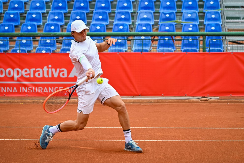 Jozef Kovalík počas zápasu 1. kola na antukovom challengeri Bratislava Open 2024.