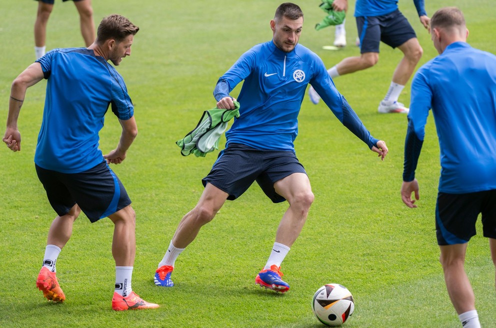 Na snímke slovenskí reprezentanti zľava Patrik Hrošovský, Matúš Bero a Ondrej Duda počas oficiálneho tréningu slovenskej futbalovej reprezentácie.