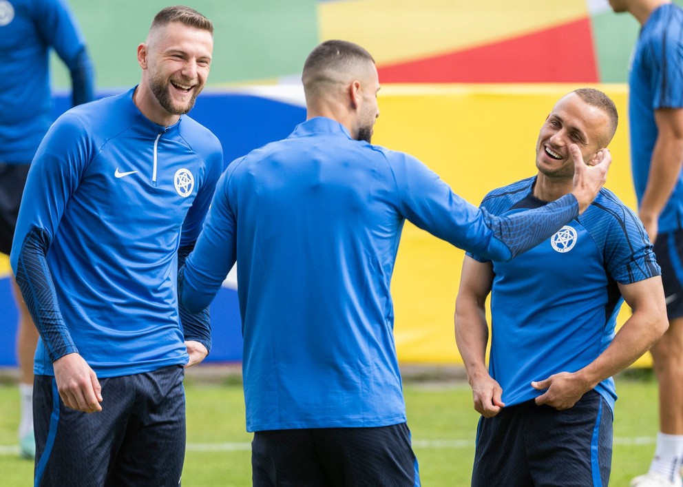 Na snímke slovenskí reprezentanti zľava Dávid Hancko, Milan Škriniar a Stanislav Lobotka.