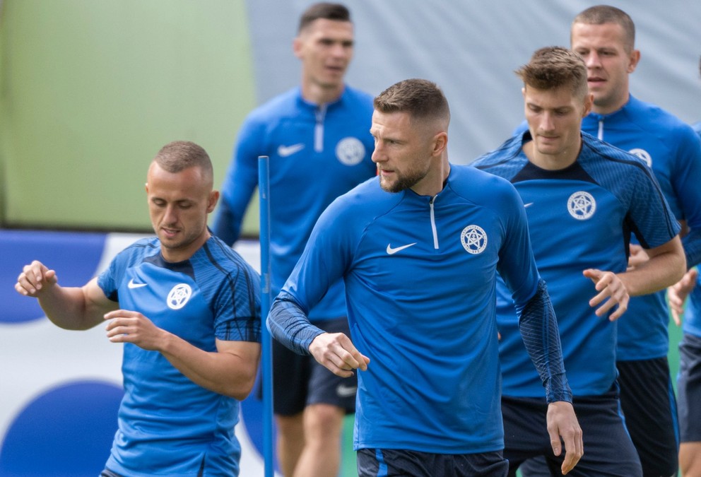 Stanislav Lobotka (vľavo) a Milan Škriniar počas tréningu slovenskej reprezentácie na EURO 2024.