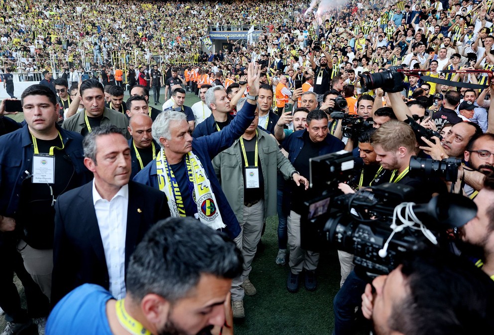 José Mourinho slávnostne podpísal novú zmluvu s Fenerbahce Istanbul pred plným štadiónom. 