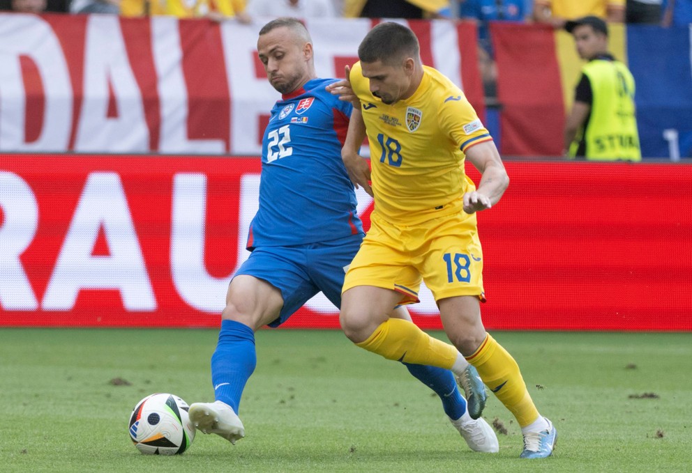 Stanislav Lobotka (vľavo) a Razvan Marin v zápase Slovensko - Rumunsko v skupine E na EURO 2024.