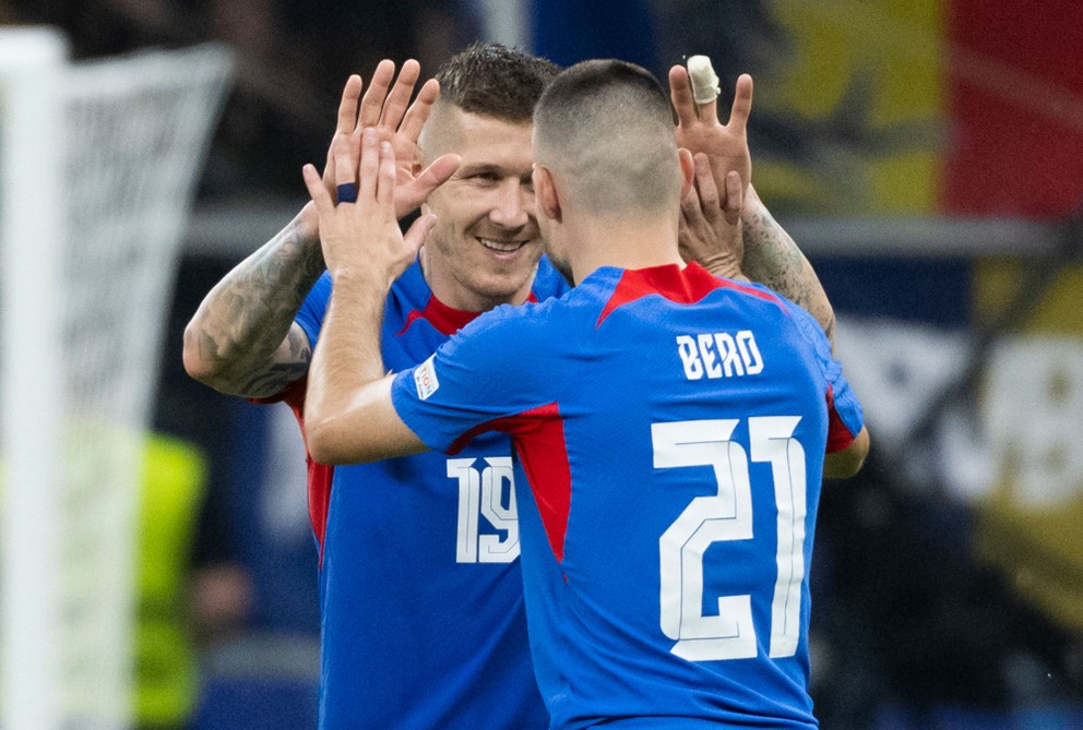 Slovenskí futbalisti Juraj Kucka (vľavo) a Matúš Bero sa radujú po zápase základnej E-skupiny Slovensko - Rumunsko na ME 2024 vo futbale.