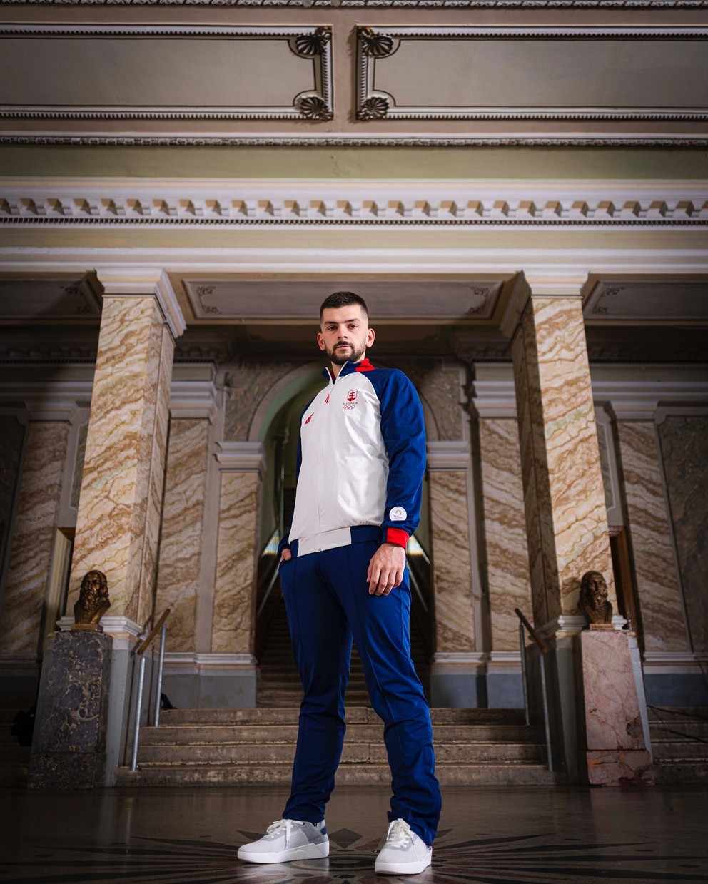 Strelec Patrik Jány pózuje v kolekcii oblečenia slovenských športovcov pre OH v 2024 v Paríži. 
