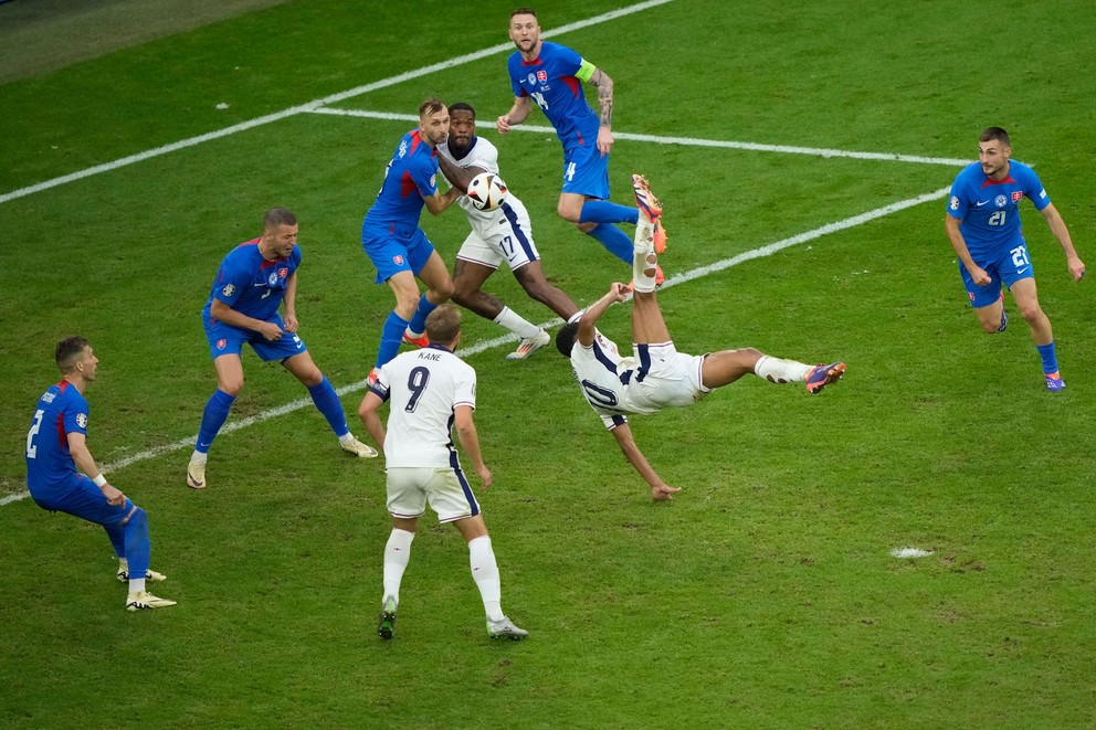 Jude Bellingham strieľa gól nožničkami v zápase Slovensko - Anglicko v osemfinále EURO 2024.