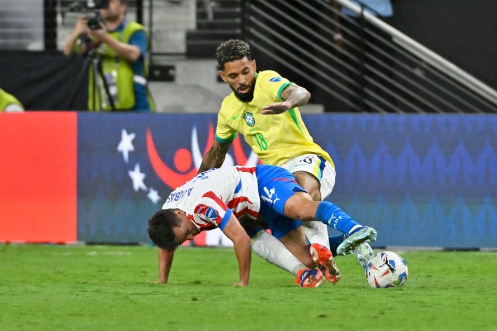 Douglas Luiz (hore) a Adrian Cubas v zápase Paraguaj - Brazília na Copa América 2024.