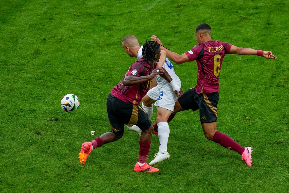 Zľava Johan Bakayoko, Stanislav Lobotka a Youri Tielemans v zápase Slovensko - Belgicko na EURO 2024.