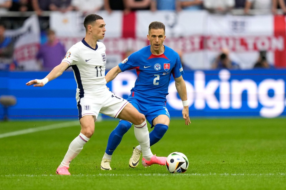 Phil Foden a Peter Pekarík v súboji o loptu v zápase Slovensko - Anglicko v osemfinále EURO 2024.