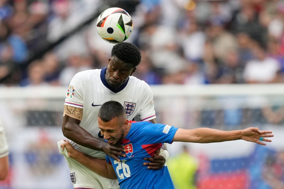 Marc Guehi a Ivan Schranz v hlavičkovom súboji v zápase Slovensko - Anglicko v osemfinále EURO 2024.