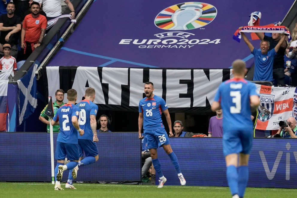 Ivan Schranz sa so spoluhráčmi teší po strelenom góle v zápase Slovensko - Anglicko v osemfinále EURO 2024.