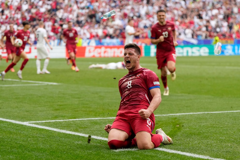Luka Jovič oslavuje gól v zápase Slovinsko - Srbsko na EURO 2024. 