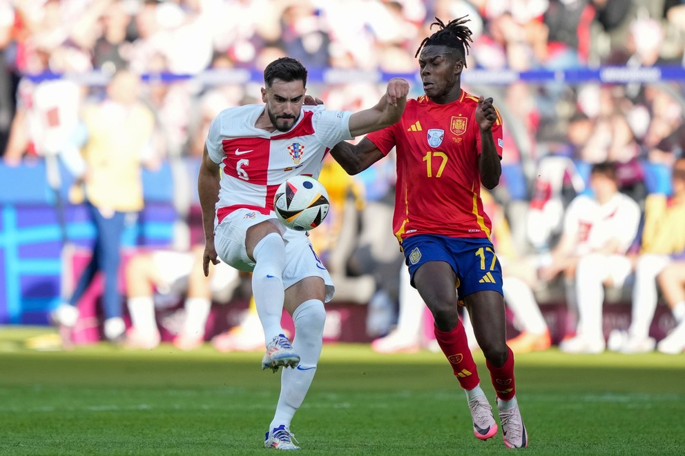 Josip Šutalo (vľavo) a Nico Williams v zápase Španielsko - Chorvátsko na EURO 2024.
