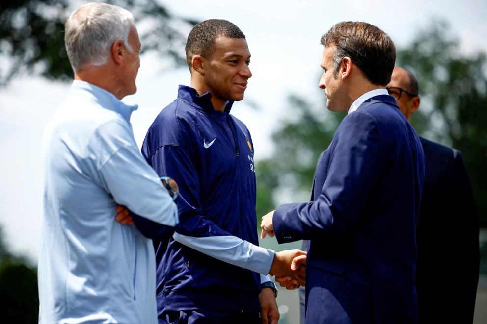 Tréner Francúzska Didier Deschamps, futbalista Kylian Mbappé a francúzsky prezident Emmanuel Macron.
