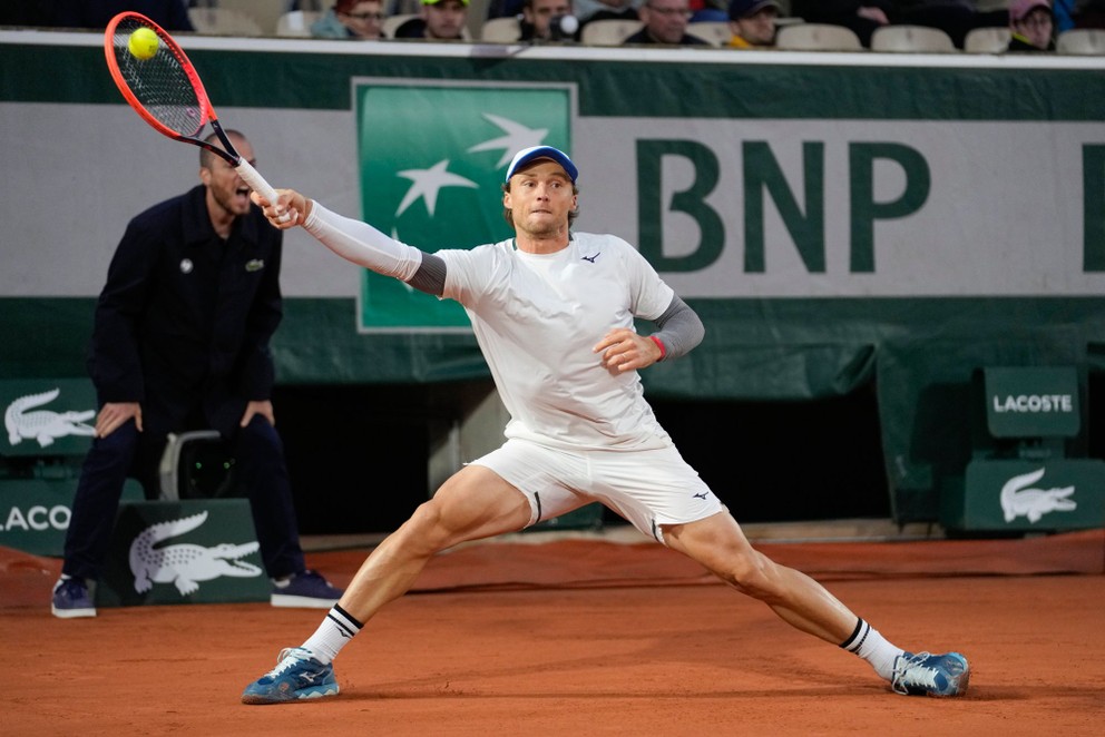 Jozef Kovalík v zápase 3. kola na Roland Garros 2024.