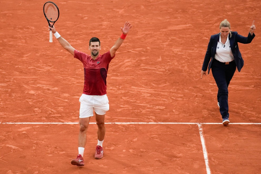 Hlavná rozhodkyňa posudzuje dopad loptičky v zápase Novak Djokovič - Francisco Cerundolo v osemfinále Roland Garros 2024.