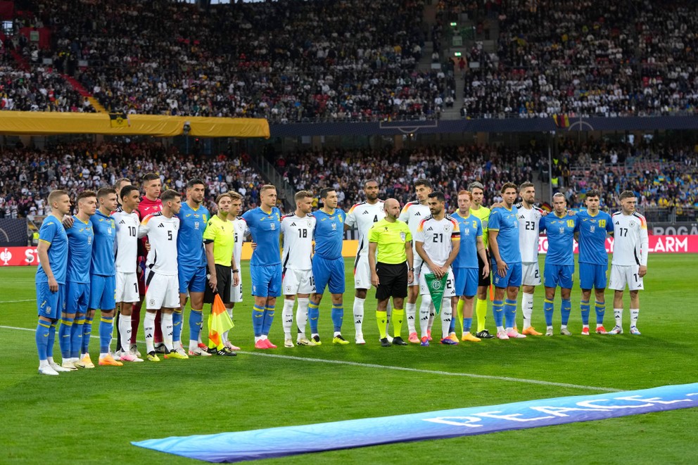 Na snímke hráči Nemecka a Ukrajiny stoja počas fototermínu pred začiatkom prípravného zápasu Nemecko - Ukrajina.