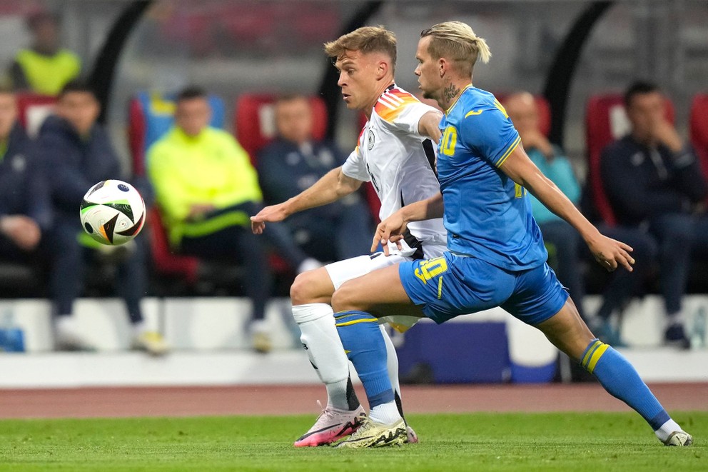 Joshua Kimmich v súboji s Mychajlom Mudrykom v prípravnom zápase Nemecko - Ukrajina. 
