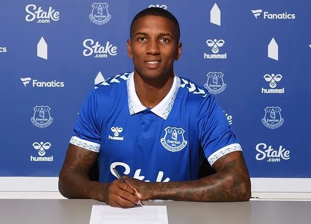 Ashley Young podpísal novú zmluvu v Evertone. 