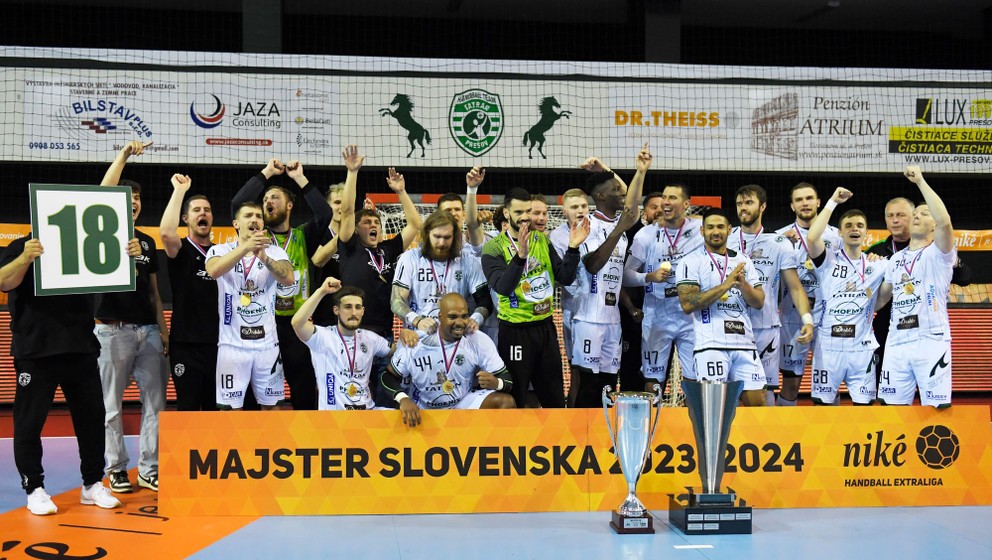 Hádzanári Prešova pózujú po zisku 18. majstrovského titulu.