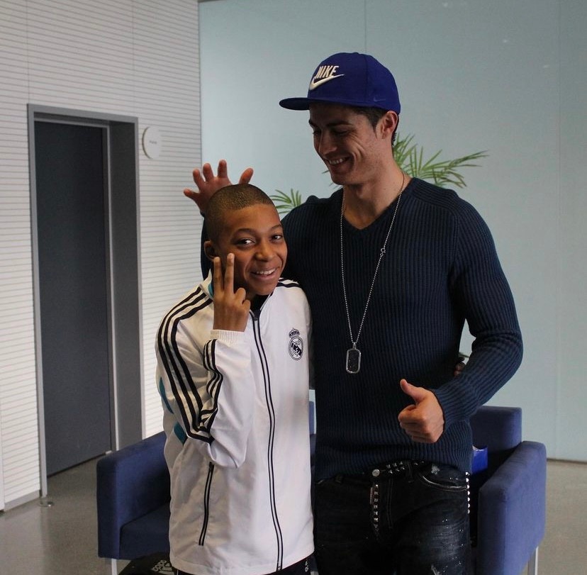 Kylian Mbappé ako dieťa s Cristianom Ronaldom.