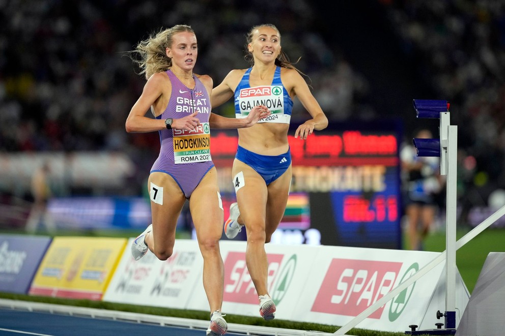 Keely Hodgkinsonová a Gabriela Gajanová vo finále behu na 800 m na ME v Ríme 2024.