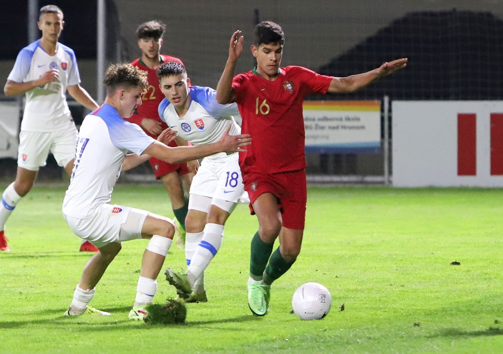Zľava Branislav Spáčil, Gabriel Halabrín a Goncalo Esteves v prípravnom zápase Slovensko U19 - Portugalsko U19 v októbri 2021.