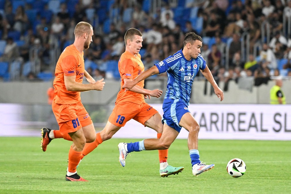 Na snímke sprava Dávid Strelec (Slovan) proti Celje. V dvojzápase dal pred dvoma rokmi tri góly.