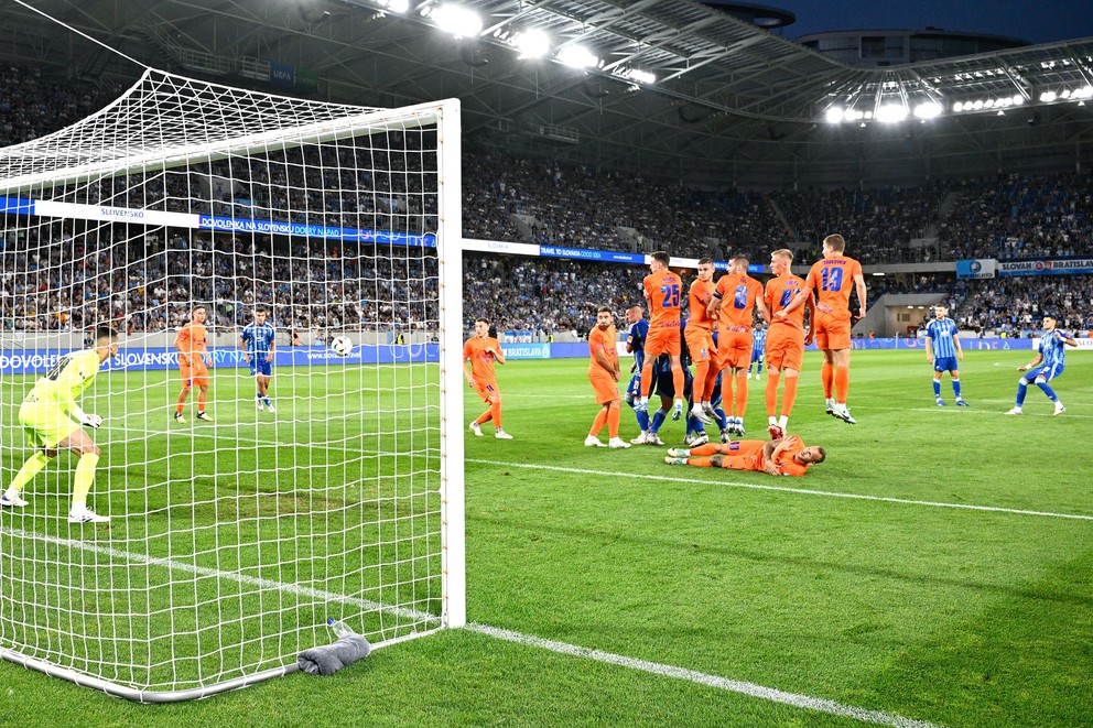 Na snímke vpravo Marko Tolič (Slovan) strieľa z priameho kopu gól v odvete 2. predkola futbalovej Ligy majstrov ŠK Slovan Bratislava – NK Celje 30. júla 2024 v Bratislave. 