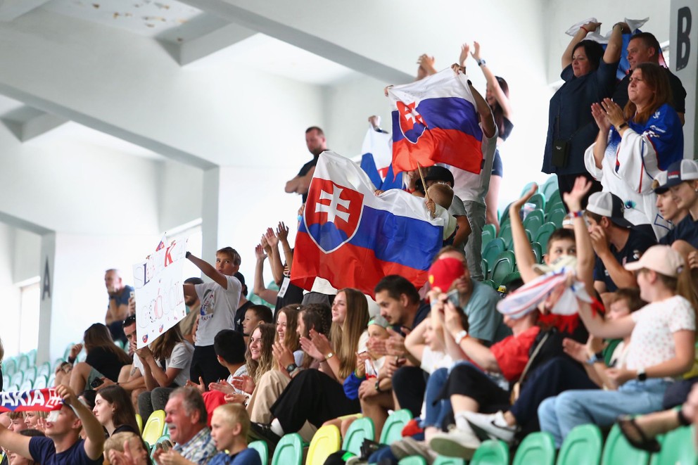 Slovenskí fanúšikovia počas zápasu Slovensko U18 - USA U18 na MS juniorov v hokejbale 2024.