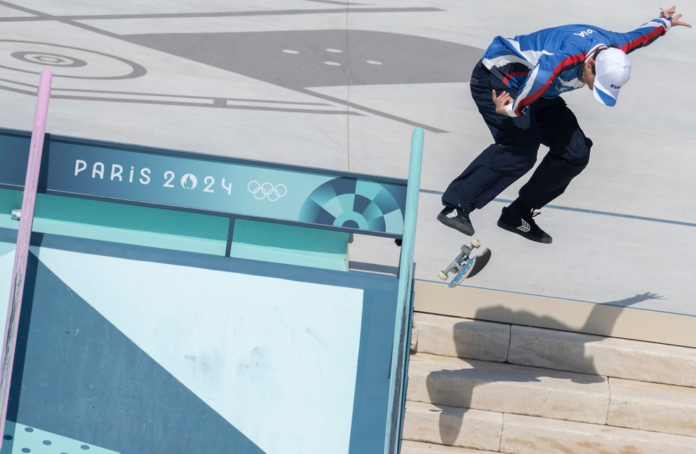 Skejtbordista Richard Tury počas finále streetu na OH v Paríži.