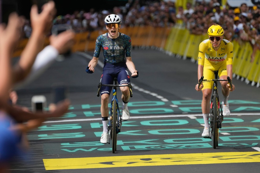 Jonas Vingegaard víťazí nad Tadejom Pogačarom počas Tour de France 2024.