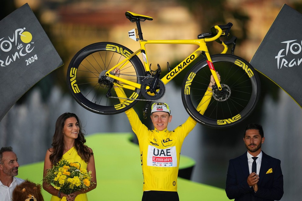 Slovinský cyklista Tadej Pogačar oslavuje svoje tretie víťazstvo na Tour de France. 