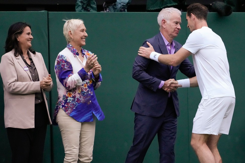 Martina Navrátilová, John McEnroe a Andy Murray počas jeho rozlúčky na Wimbledone 2024.