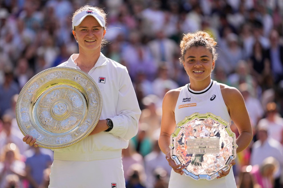 Barbora Krejčíková (vľavo) a Jasmine Paoliniová po finále vo Wimbledone 2024.
