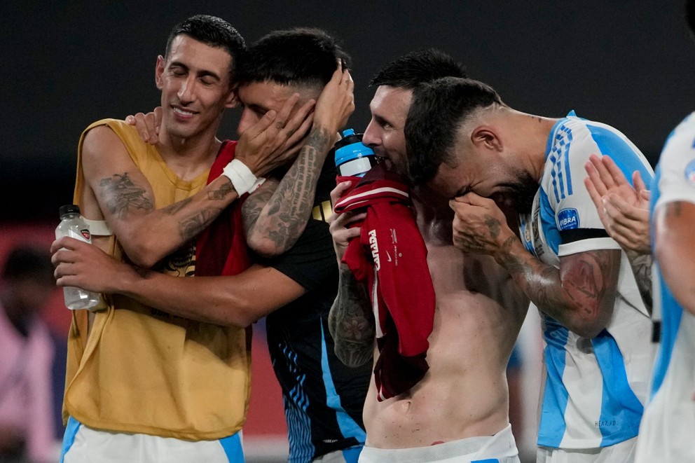 Argentínski futbalisti Ángel Di María, Enzo Fernández, Lionel Messi a Nicolás Otamendi sa tešia z postupu do finále Copa América 2024.