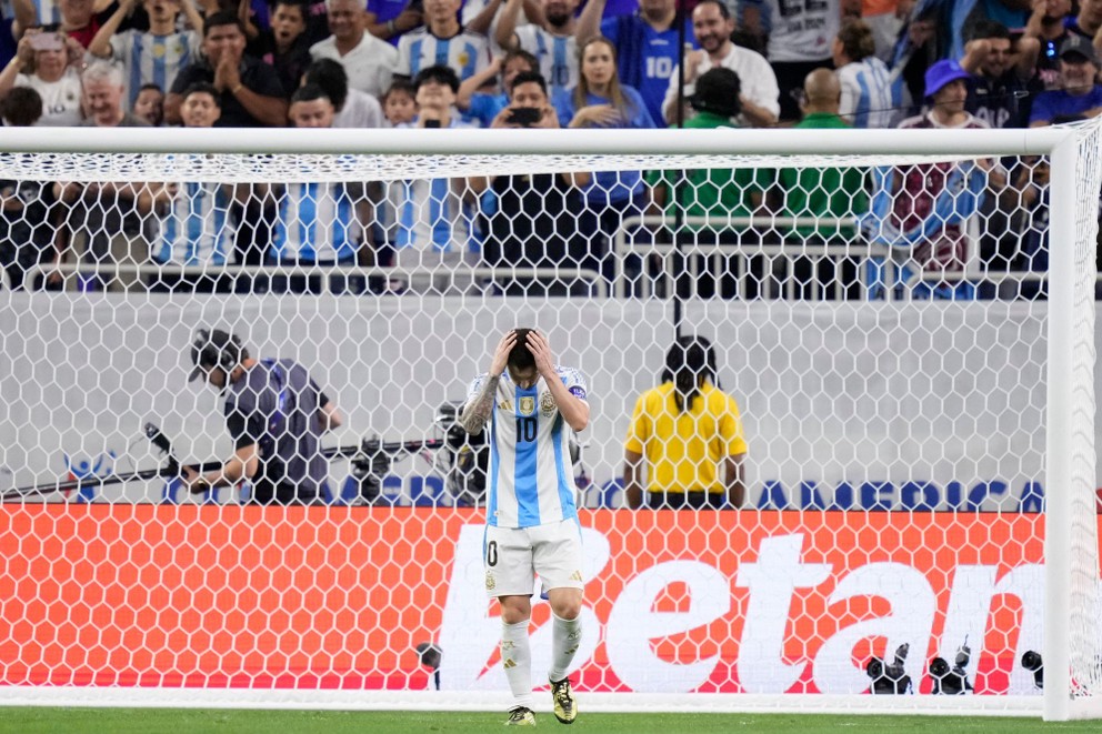 Lionel Messi po nepremenenej penalte v rozstrele zápasu Argentína - Ekvádor vo štvrťfinále Copa América 2024.