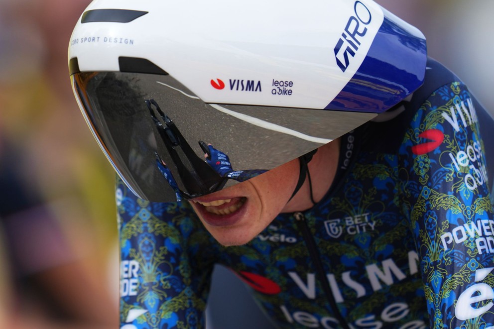 Obhajca víťazstva na Tour de France Jonas Vingegaard počas individuálnej časovky.