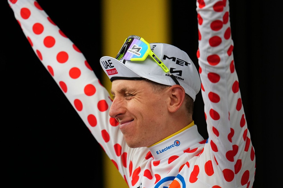 Tadej Pogačar v bodkovanom drese počas Tour de France 2024.