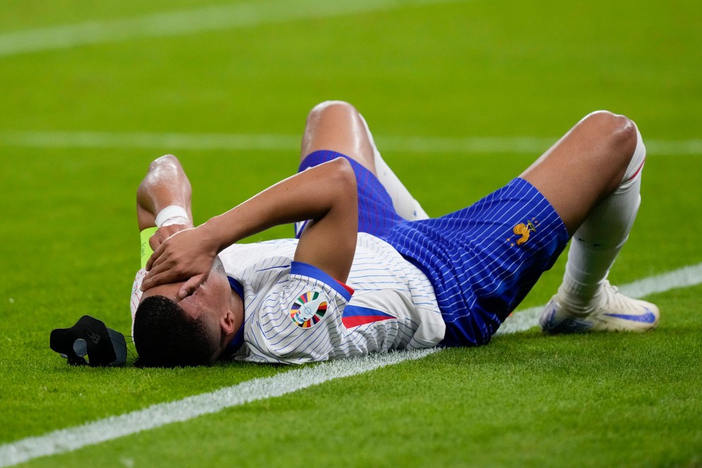 Kylian Mbappé utrpel bolestivé zranenie v zápase Portugalsko - Francúzsko na EURO 2024.