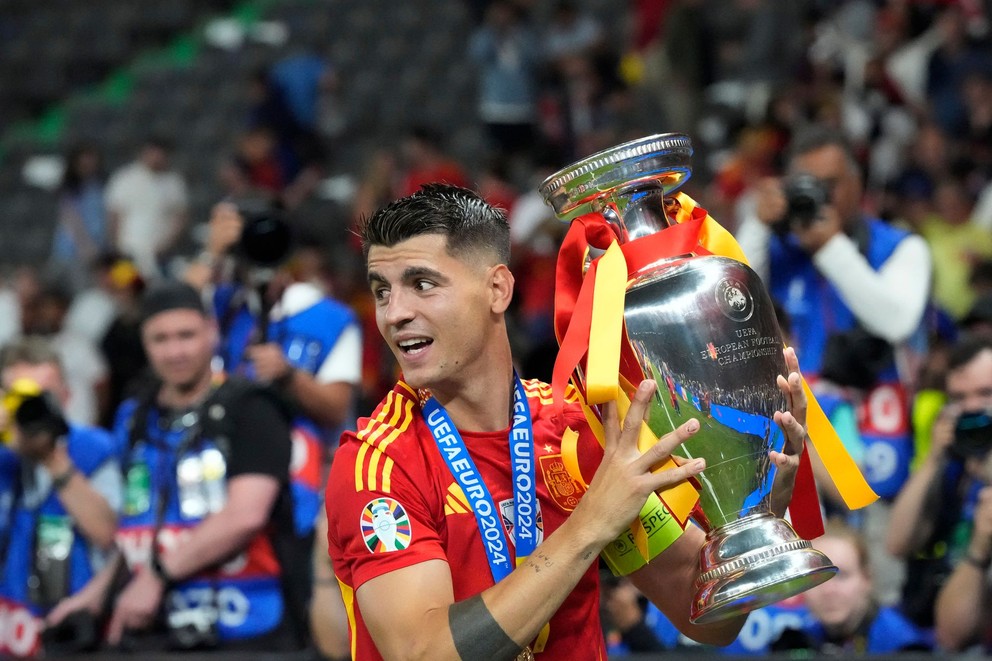 Álvaro Morata s trofejou pre víťaza EURO 2024.