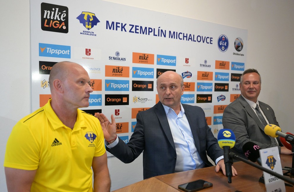 Na snímke zľava tréner MFK Zemplín Michalovce Anton Šoltis, generálny manažér MFK Zemplín Michalovce Ivan Gondor a primátor Michaloviec Miroslav Dufinec počas tlačovej konferencie futbalového klubu pred novou sezónou Niké ligy 2024/2025 v Michalovciach.