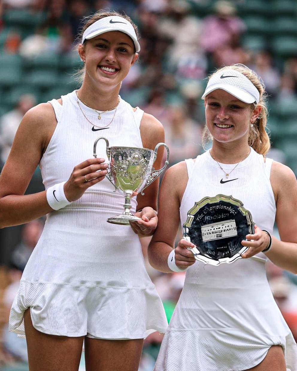 Renáta Jamrichová a Emerson Jonesová po finále juniorskeho Wimbledonu 2024. 