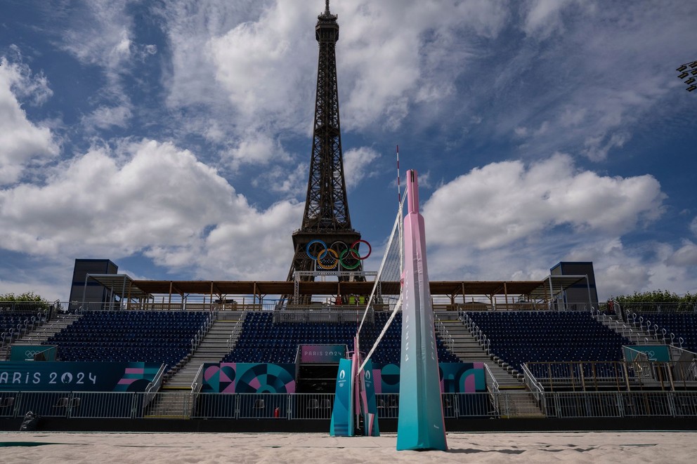 Ihrisko pre plážový volejbal pred Eiffelovou na OH Paríž 2024.