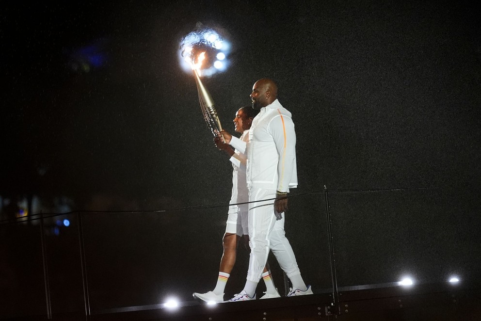 Teddy Riner a Marie-Jose Perecová zapaľujú olympijský oheň