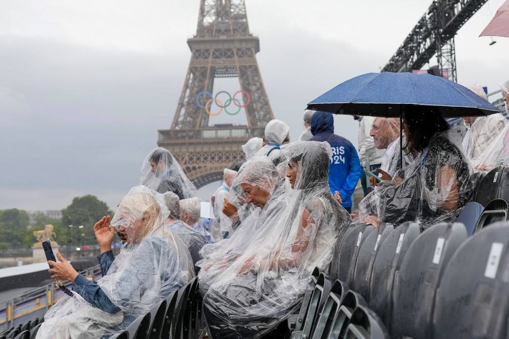 Diváci v Paríži čakajú na otvárací ceremoniál OH 2024