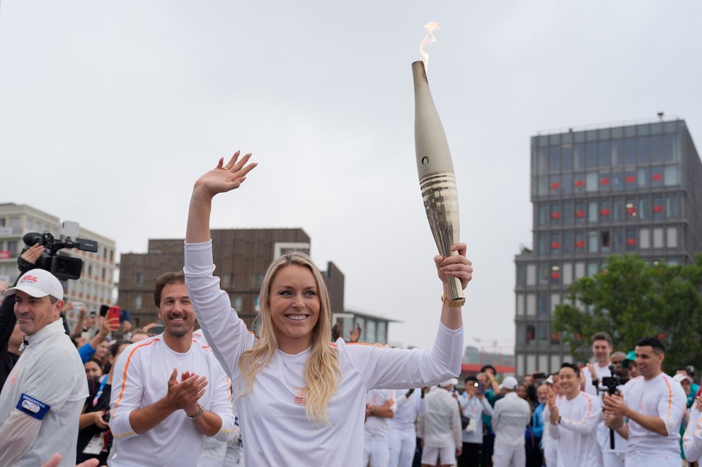 Bývalá americká lyžiarka Lindsey Vonnová bežala s olympijským ohňom v Paríži 2024